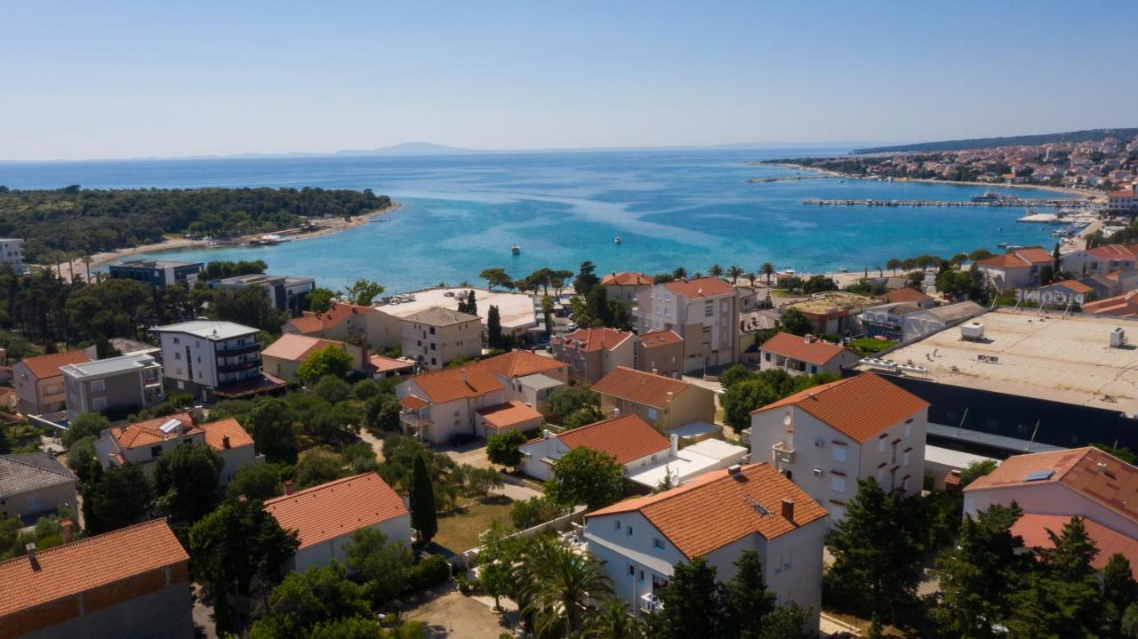 Pool Apartments Galeb Novalja Buitenkant foto